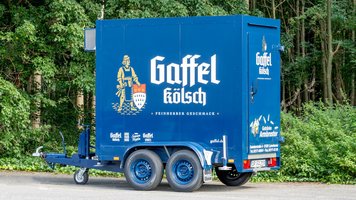 Kühlwagen mit Gaffel Kölsch Beschriftung in blau