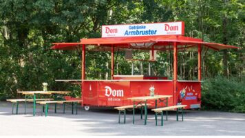 Ausschankwagen mit Dom Kölsch Beschriftung