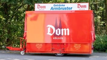 Ausschankwagen mit Dom Kölsch Beschriftung geschlossen